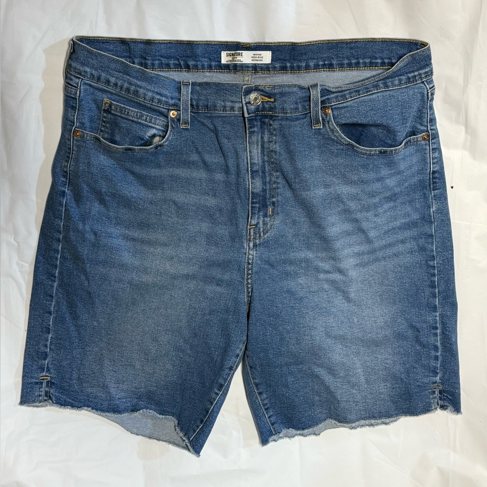 Signature by Levi Strauss womens Blue Jean Shorts high rise Bermuda size 18/34